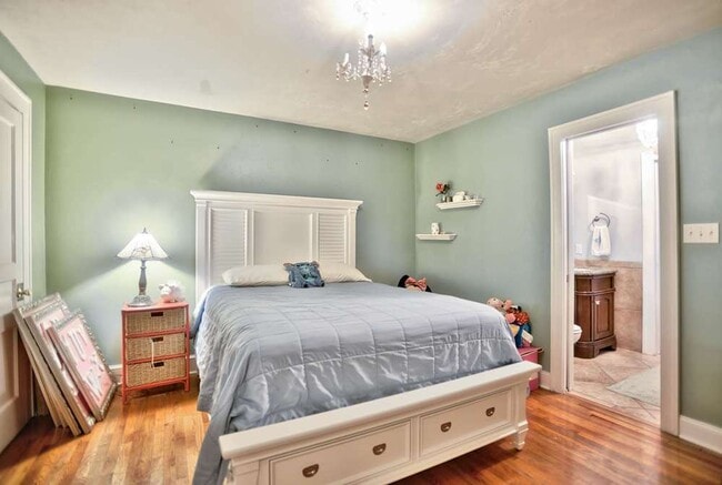 Building Photo - 4/3 House off of Bellevue! Available August 2026!