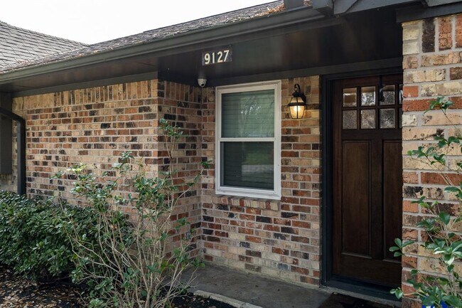 Building Photo - 9127 Highcrest Dr