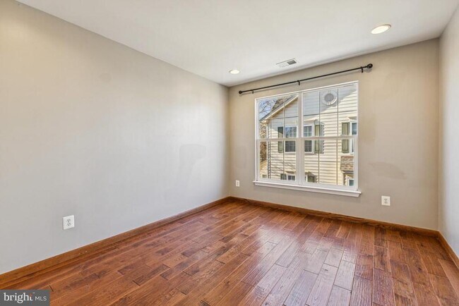 Building Photo - 43605 Dunhill Cup Square