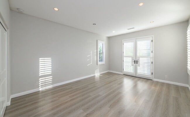 Building Photo - FOR RENT 4BD/3.5 BA/2Garage/Single Family ...