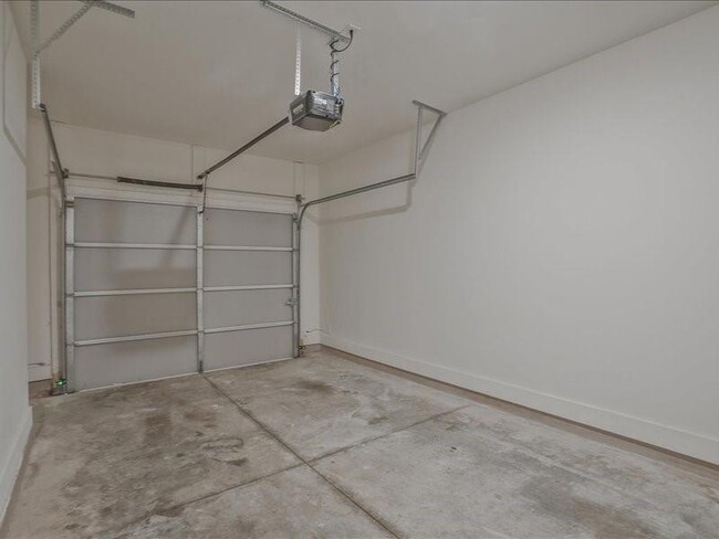 Building Photo - 1809 Edgehill Dr