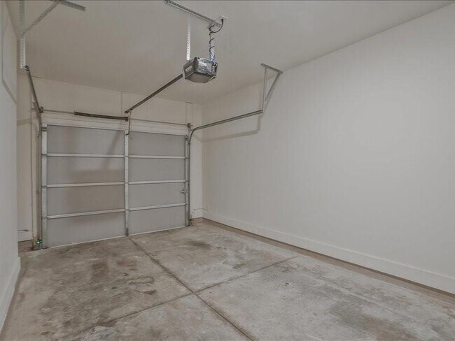 Building Photo - 6413 Shalks Xing Dr