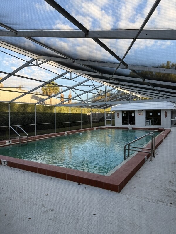 Building Photo - 320 Lakeview St