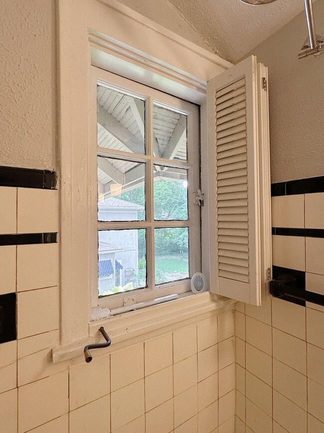 Building Photo - Charming Furnished 3BR/2BA Duplex in Histo...