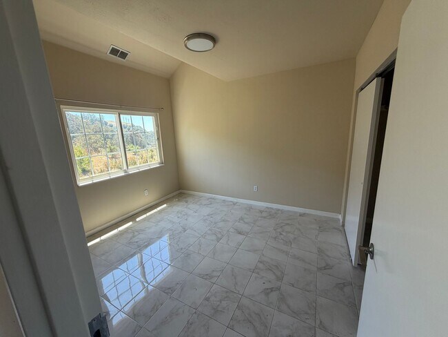 Building Photo - 158 Caldecott Ln