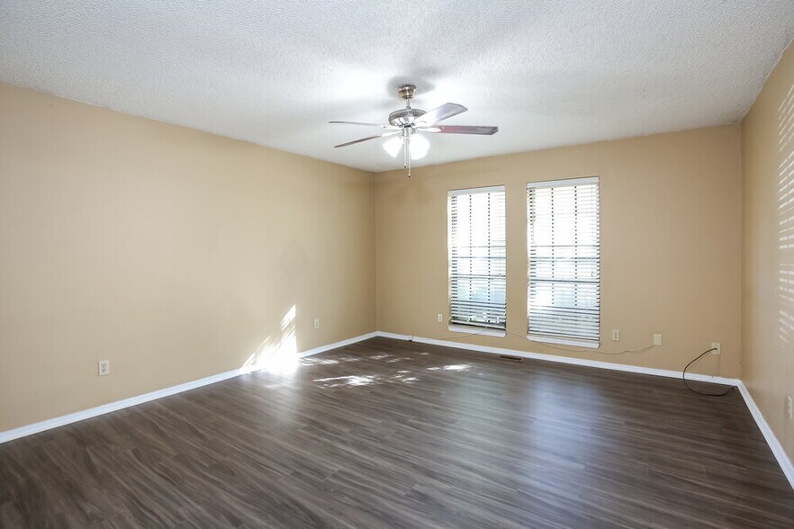 Building Photo - 9713 Hummingbird Ln