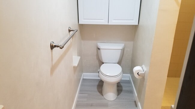 Bathroom - 18717 Hamilton St