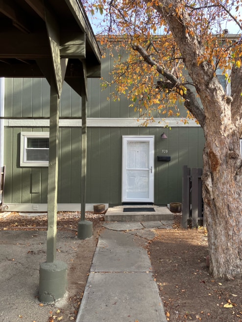 Building Photo - 709 Arrow Ct