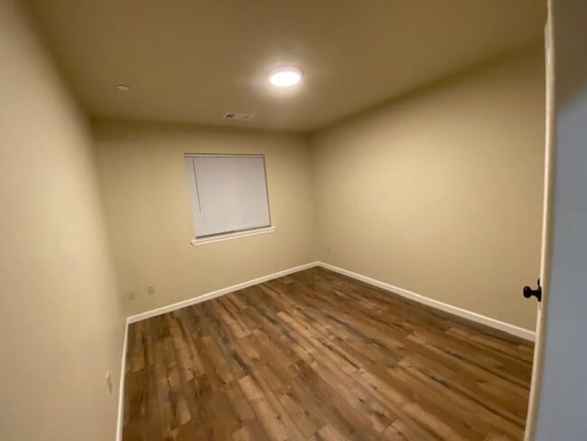 Building Photo - Simply gorgeous 3/2 with 2 car garage, dog...