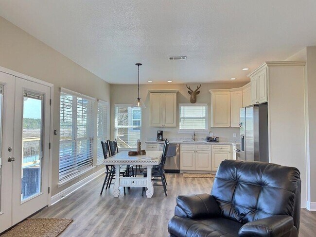 Building Photo - Fully furnished 2-bedroom house on the bayou!