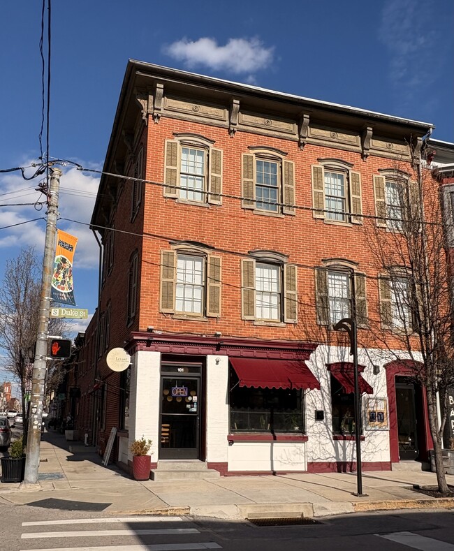 Building Photo - 102 E King St