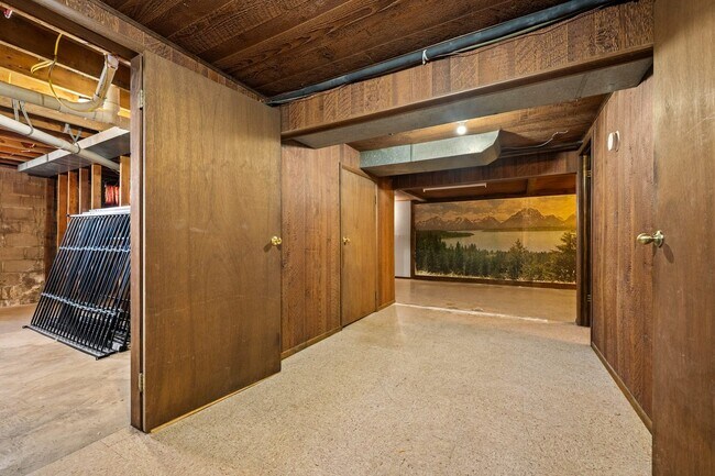 Building Photo - 3 Bedroom 2 Bath Home with Bonus Rooms and Tons of Extra Space