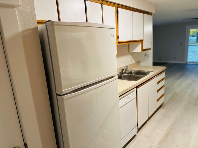 Building Photo - Charming Updated & Spacious Condo in a Peaceful Setting