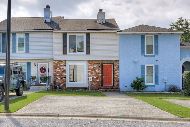 Building Photo - 2 Bed Townhouse!