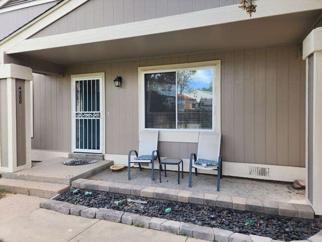 Building Photo - Updated 3 Bedroom Townhome in Great Area!