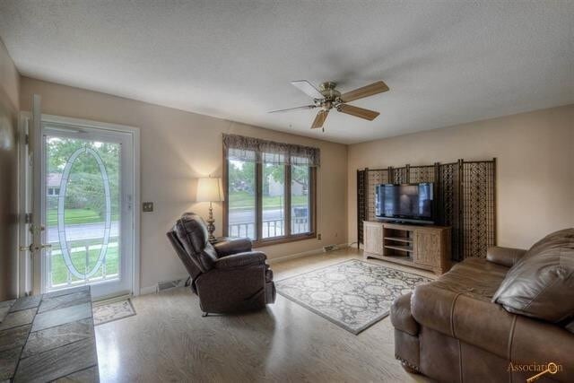 Building Photo - 3 BEDROOM + BONUS ROOOM | 2 BATH | HOUSE |...