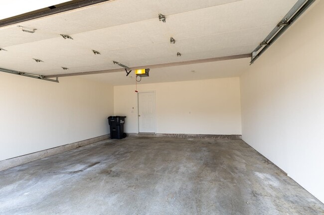 Building Photo - Huge 3 Bedroom, 2 Bath Town Home in SW Col...