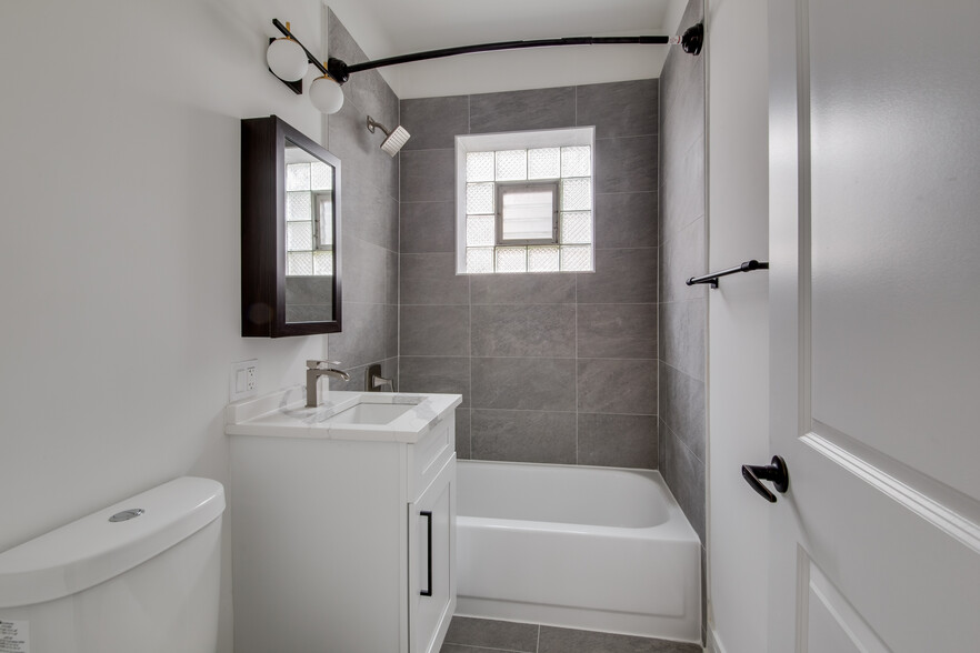 Building Photo - 3056 W Cortland St