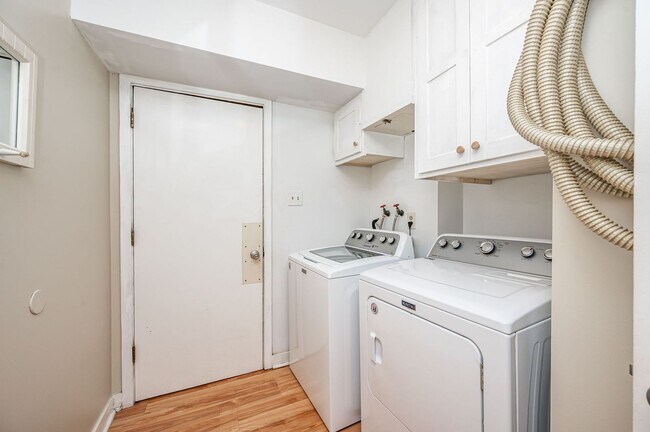 Building Photo - Exceptional Contemporary Features Privacy and a Scenic Back Yard.