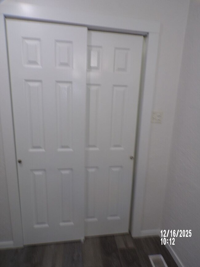 Building Photo - Great home located close to shopping and restaurants