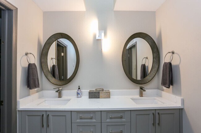 Building Photo - Beautiful 4 bed, 4 bath with garage in Fri...