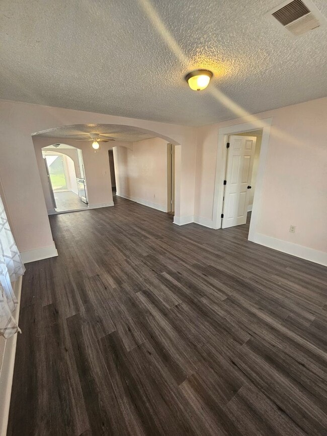 Building Photo - Newly Remodeled 2 Bedroom Home!