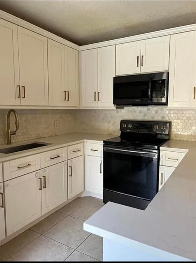 Building Photo - 308 3rd Ln