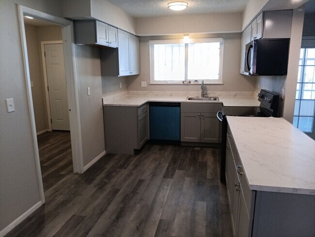 Building Photo - Charming 4-bedroom, 2-bathroom! Showings available NOW!