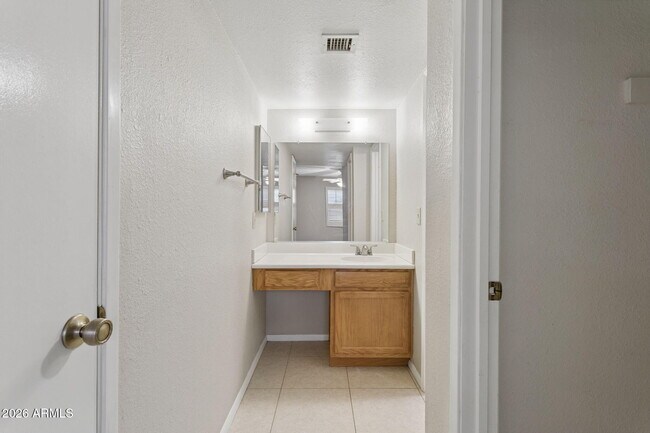 Building Photo - 4444 E Paradise Ln