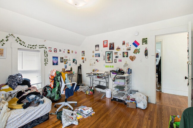 Building Photo - 716 e kingsley-