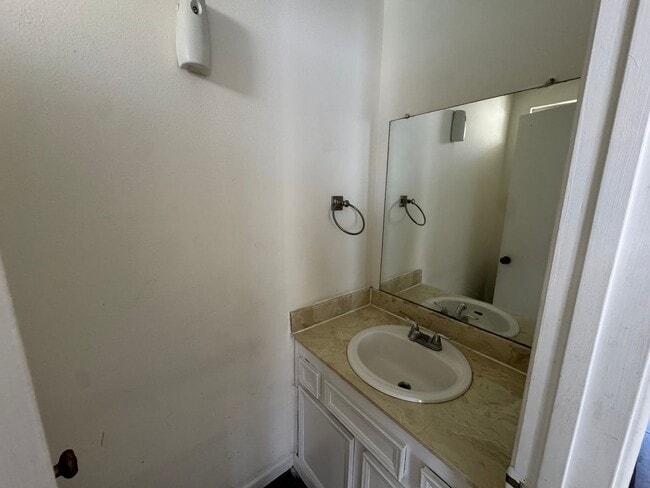 Building Photo - 2 bed - 1.5 bath townhouse