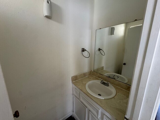 Building Photo - 2 Bedroom Townhome in El Cajon