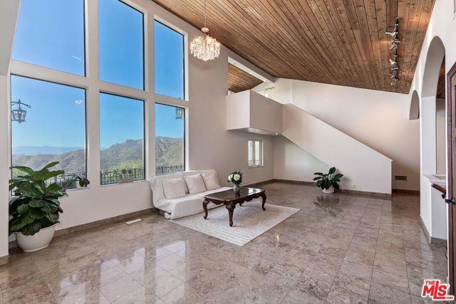 Building Photo - 10827 Pacific View Dr