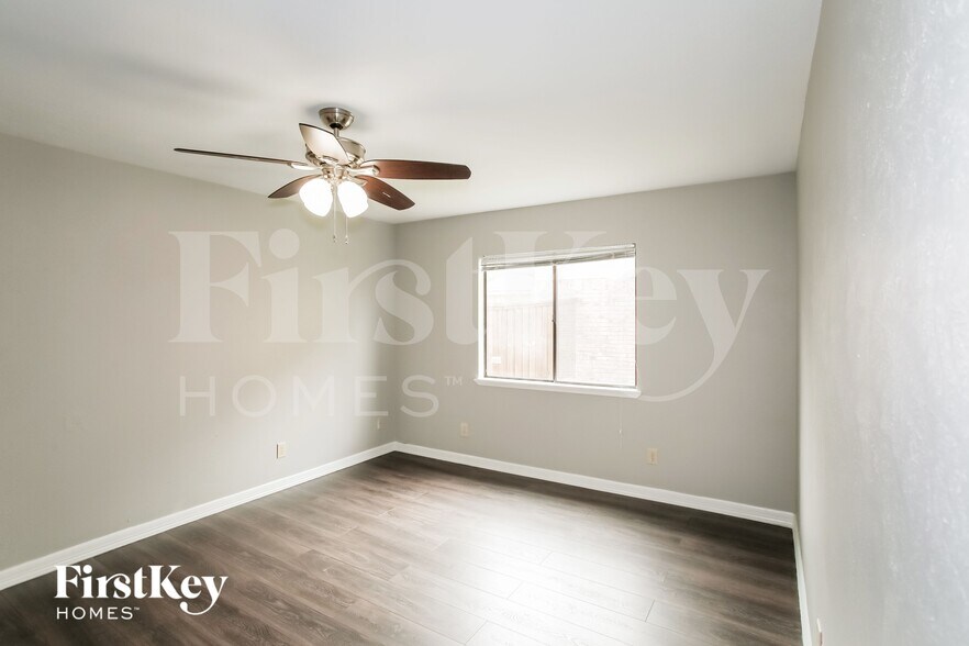 Building Photo - 1835 Tree Line Dr