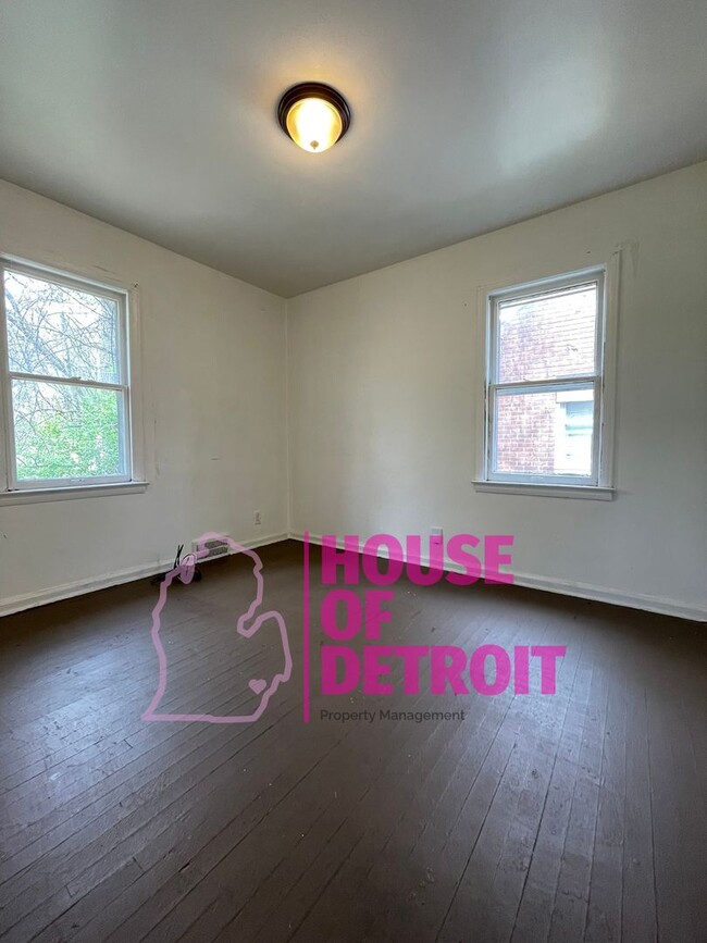 Building Photo - 3 BEDROOM 1 BATH BUNGALOW FREE PRE-SCREEN