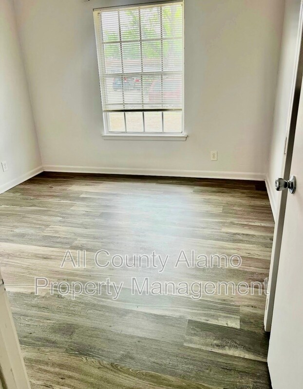 Building Photo - 4923 Creekmoor Dr