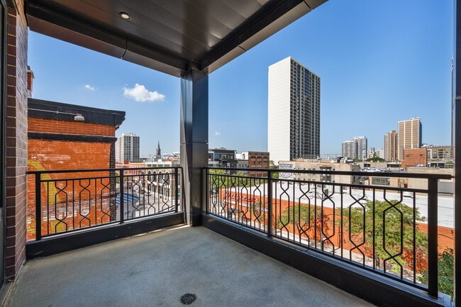 Building Photo - 159 W North Ave