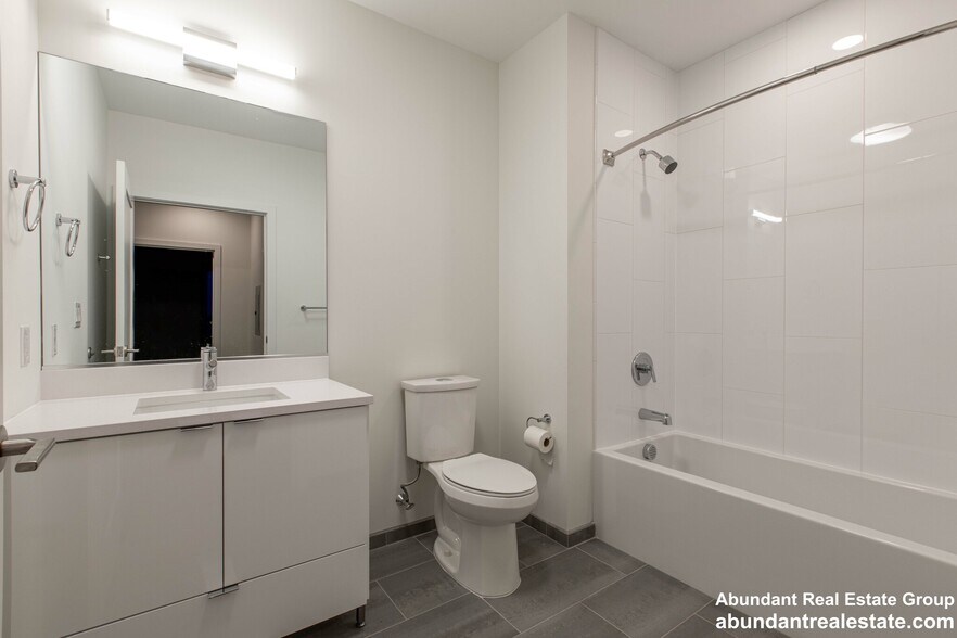 Building Photo - 45 Lewis St