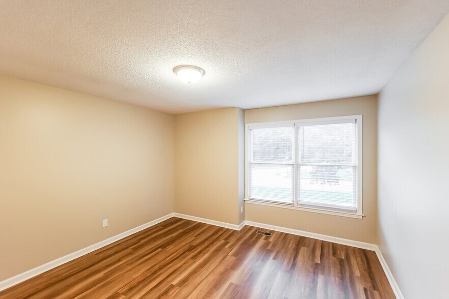 Building Photo - 800 Dunwoody Ln