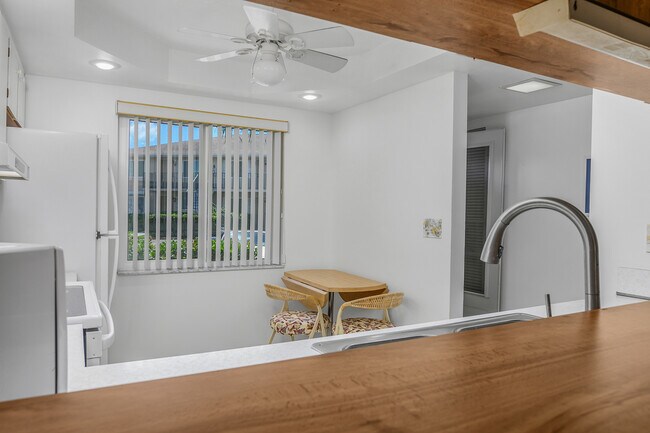 Building Photo - 190 Palm Dr