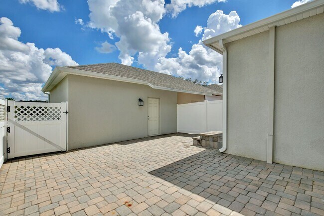 Building Photo - Former Model Townhome for Rent – Winter Ga...