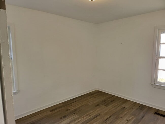 Building Photo - Conveniently located to UA, Mercedes and D...