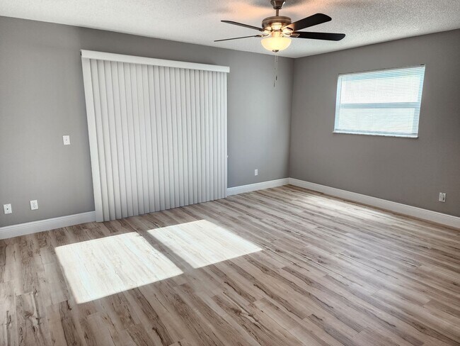 Building Photo - Magnificent 1 bedroom, 1.5 bathroom condo ...