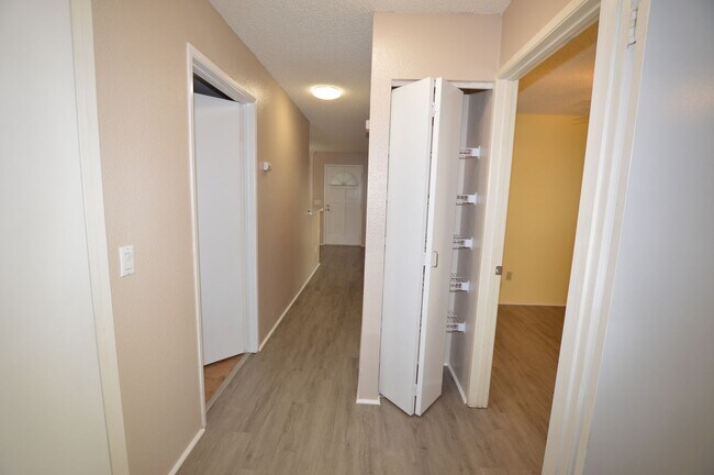 Building Photo - Parkview at Waikele - Ground floor Townhouse 2 bedrooms, 2 baths with 2 parking Avail 2/1/25