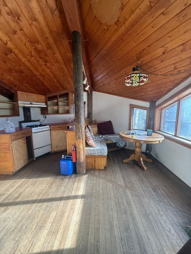 Building Photo - Cozy 2 Bedroom, 1 Bath, With a great Locat...