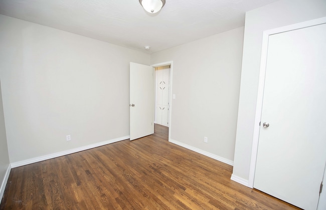 Building Photo - Privacy Fenced, 3 bed 3 bath in South Springfield (Ask about our special)