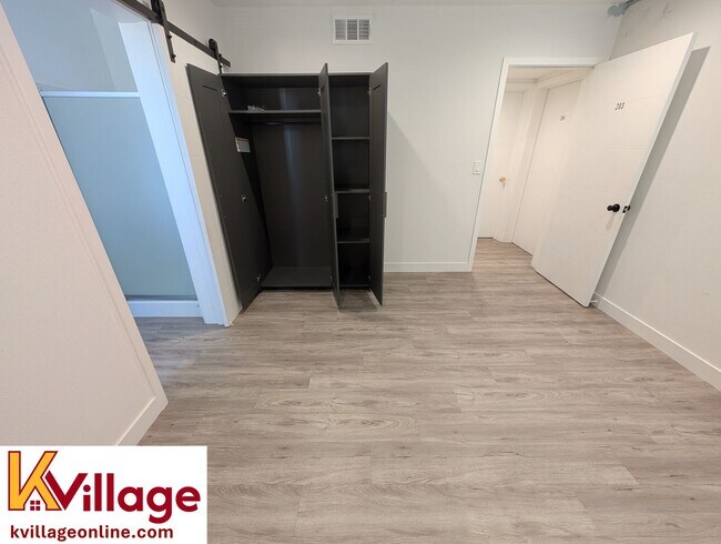 Building Photo - Private room with private en-suite bathroo...