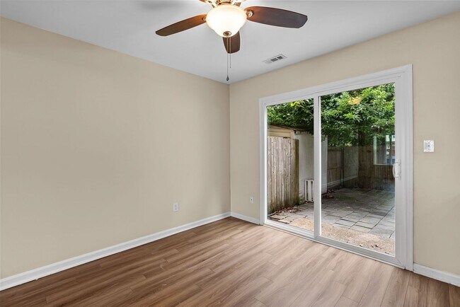 Building Photo - Charming 3-Bedroom Townhome in Virginia Beach.