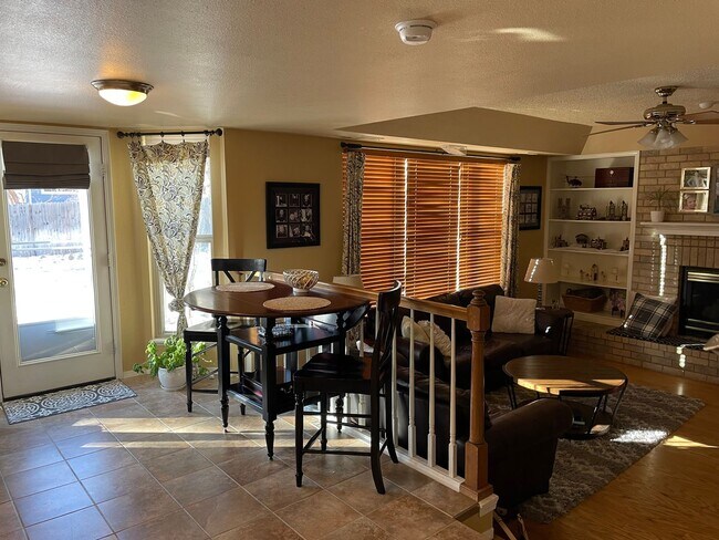 Building Photo - District 12 Schools 5 bedrooms home!