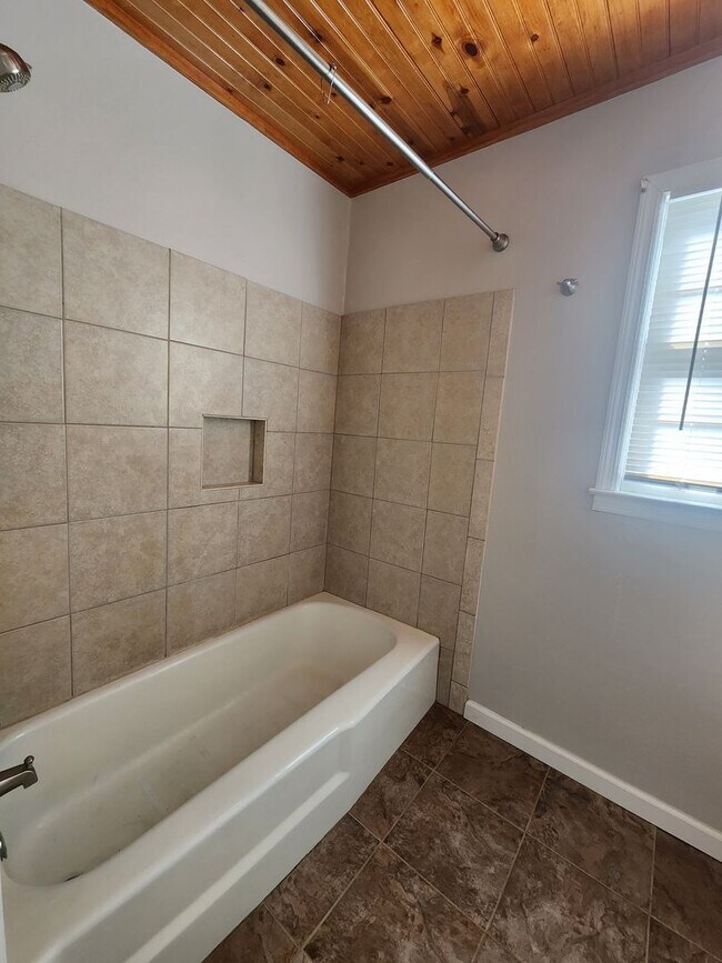 Building Photo - 3 Bedroom 2 Bath home in Newnan, GA Large Wooded Lot - Rural Setting